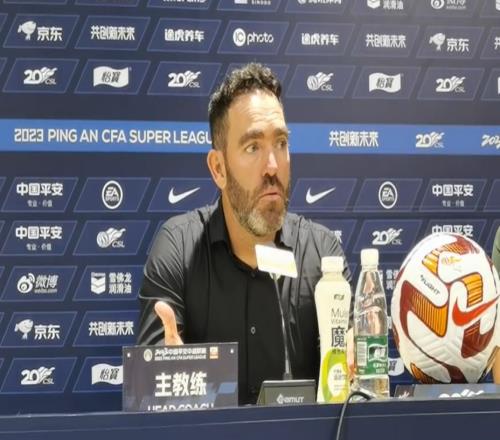 苏亚雷斯抗议判罚:22次犯规最后还是11打11,中国足球很多方面需要做得更好