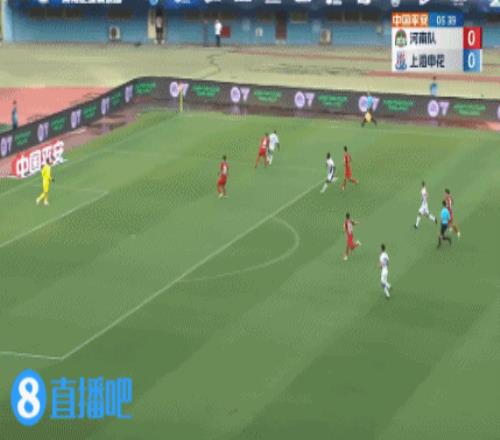 错失良机!于汉超禁区内无人盯防,胸部停球直接将球停出底线