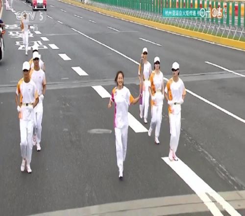 亚运火炬传递返回杭州，“当地人”前女足国脚吴海燕担任火炬手