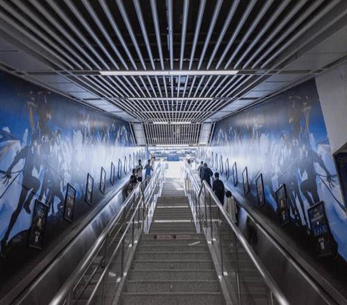 真登神长阶！杭州新天地街的出站扶梯超长版LPL世界赛冠军墙图