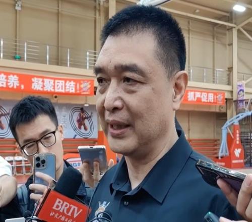 记者:闵鹿蕾信奉家长制管理球队的一切日程都必须严格执行时间