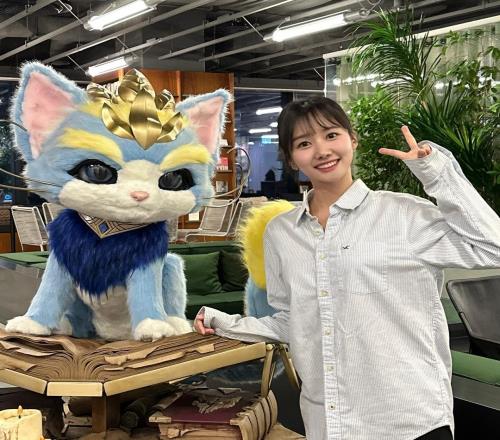 LCK美女主持尹秀彬晒照：活力四射跟悠米毛绒雕像合照