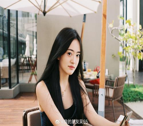 JackeyLove女友吴55晒照：黑色露脐吊带真是太美噜