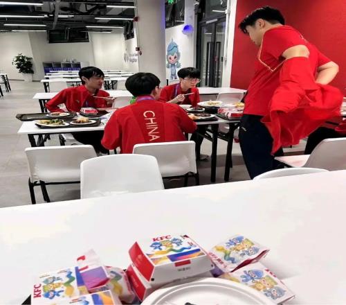 杭州特色美食肯德基网友分享LOL中国队队员亚运村晚饭：中餐+KFC