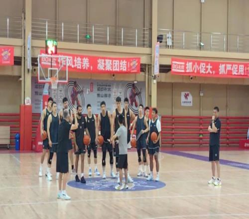 闵鹿蕾:设想了很多的困难但球员们的精神面貌给了我很大的惊喜