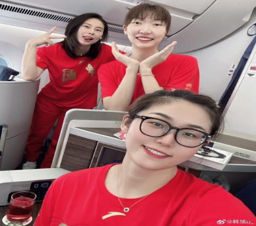 中国红！韩旭晒女篮合照：永远热爱永远满怀期待