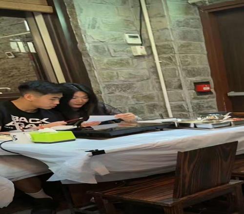 板上钉钉有球迷拍到戴伟浚和杨莉娜一起吃火锅，两人举止亲密