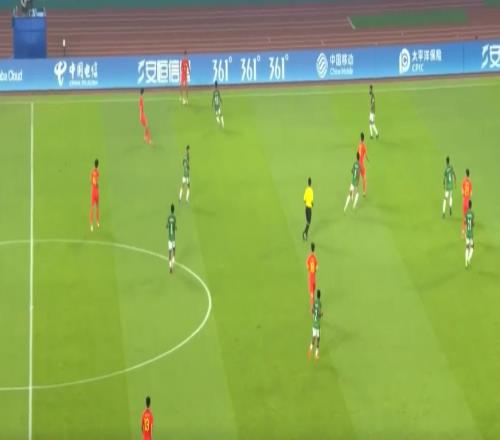 真进不了啊!主场观众第18分钟连续高喊“进一个进一个”