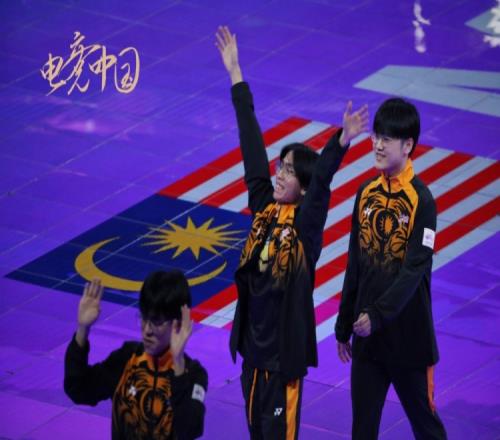 亚运王者项目马来西亚队晋级决赛运动员兴奋向观众挥手
