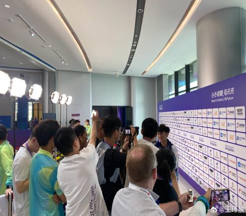 难绷！媒体人：YSKM采访围满记者！中国香港队其他队员没人采访
