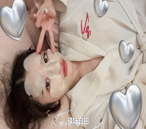 糖小幽晒与Doinb快乐逛街图：身着露脐荧光色短裙与Doinb甜蜜搭肩
