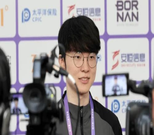 Faker：很多人邀请我签名、拍合照，感谢大家认出我