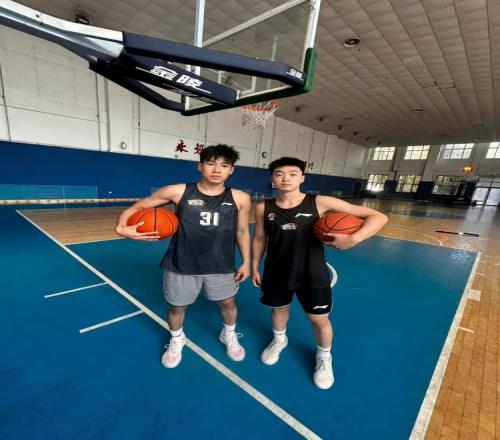 CBA官网显示:张峻豪和李虎翼新赛季将分别身披11号和37号球衣