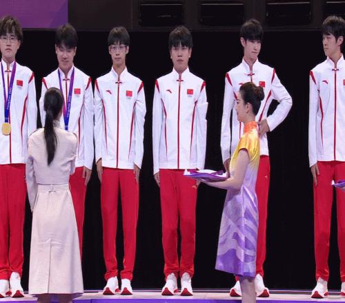 亚运王者荣耀颁奖仪式：中国选手戴上金牌，升国旗唱国歌！