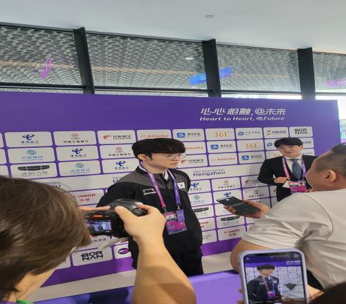 媒体人分享赛后返图：韩国队选手接受个人采访现场照