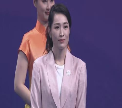传承！奥运冠军罗雪娟担任颁奖嘉宾为张雨霏&叶诗文戴上金牌