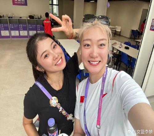 李梦晒亚运村内日常照:中秋节快乐呀今晚赛场见