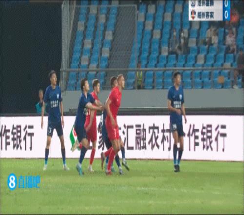 大腿停球弹到手上!郑凯木禁区内手球,裁判表示不是点球
