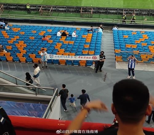 津门虎球迷拉横幅欢迎成都蓉城:欢迎你们来做客,中秋节快乐