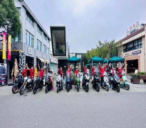 颜骏凌武磊致谢远征军:听说有人骑行十几个小时,有你们,月更圆