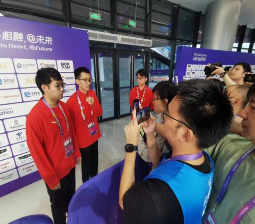 刀塔2亚运会返图：八强赛赛后队长路垚和教练张志成接受采访