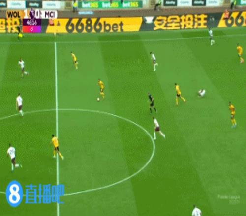 这...黄喜灿射门被封堵后飞铲沃克未吃牌,此前已因蹬踏阿坎吉染黄