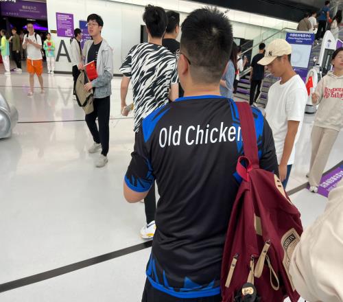 DOTA2官博晒图：前KG战队一号位Oldchicken现场观战了中国队的比赛