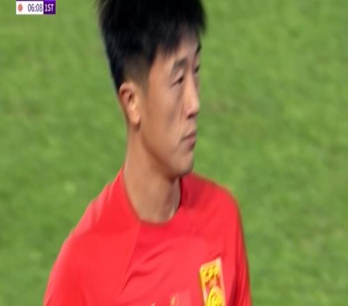 不能这样踢啊!刘洋后场连续出球被断,韩国远射打飞