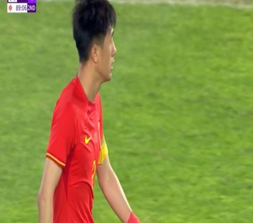 怎么又是你刘洋回传险些送单刀!韩佳奇及时出击将球解围