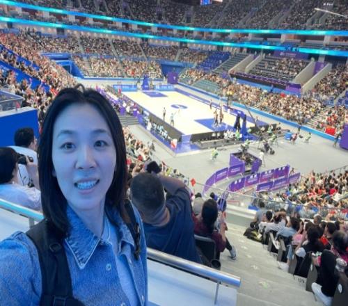 女篮大胜!前女篮国手赵爽现场观赛:国庆快乐中国队加油