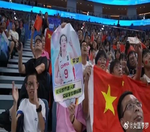 李梦晒场边球迷支持照:谢谢你们的加油我都看到了!