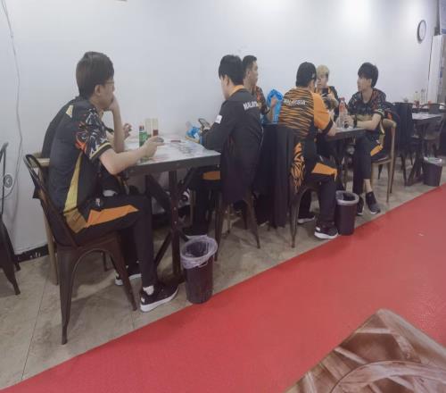 集合网友分享动态：吃沙县碰到了刚刚拿铜牌的马来西亚刀塔全队
