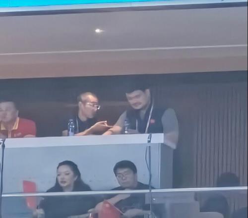 马不停蹄!看完中国男篮姚明马上跑来看中国女篮半决赛了
