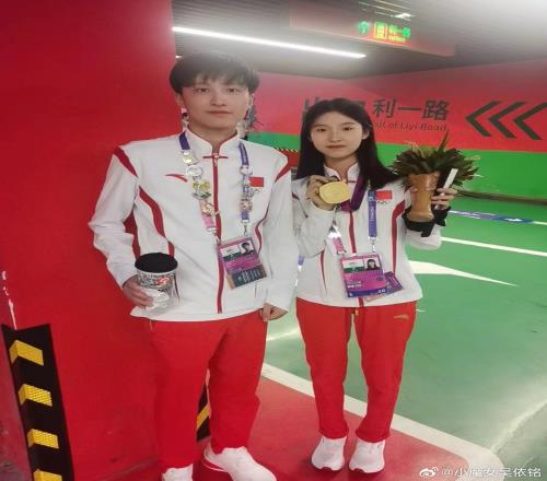 亚运会中国女子围棋队吴依铭分享了与DOTA2项目选手王淳煜合照
