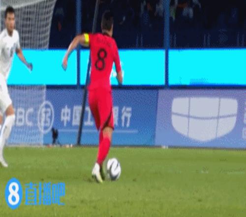 废人动作!乌兹别克斯坦球员凶狠铲人,两黄一红被罚下