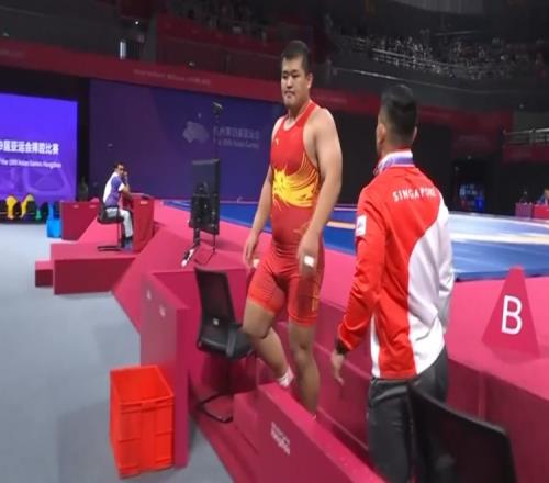 亚运会男子古典式摔跤130公斤级18决赛中国选手孟令哲晋级