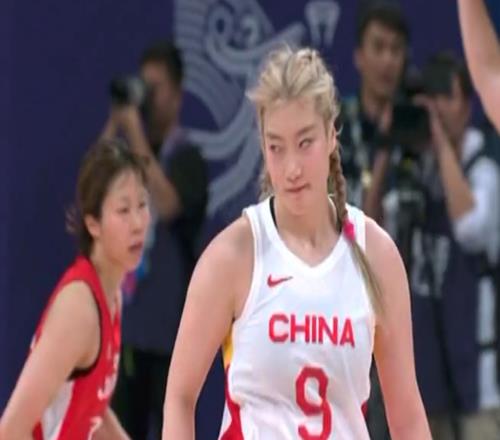 扎实!李月汝扎实掩护撞开对手李梦追身三分轰进!