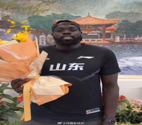 山东男篮第三名外援南苏丹球员沙约克已抵达济南与球队会合!