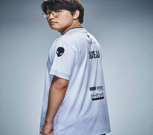 TeamLiquid更博晒照：猫宁热腾腾的定妆照出炉啦