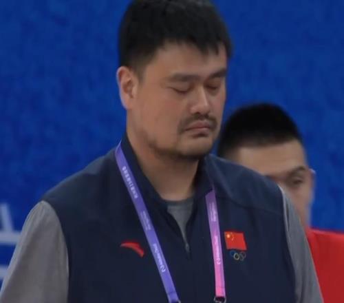 半场落后3分!姚明与男篮队员表情落寞