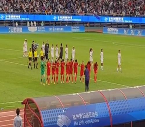 获亚运会铜牌，中国女足姑娘们赛后集体鞠躬致敬主帅水庆霞