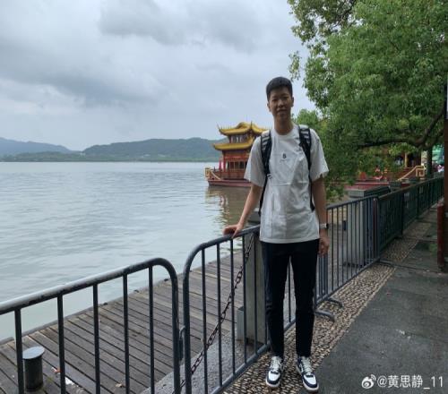去了西湖旅游!黄思静晒游客照:感谢杭州杭州再见