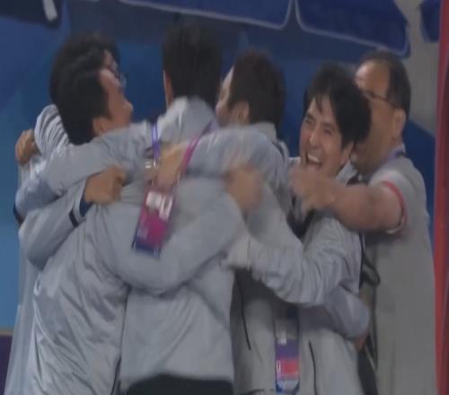 拯救大兵成功！全场结束韩国全队疯狂庆祝，朴镇燮跪地痛哭