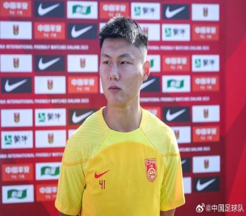 国足继续在大连足球青训基地训练,两新人方昊和谢维军接受采访