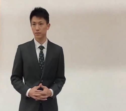 记者:穿西装真的太帅了刘晓宇打趣:买房吗买房买车吗