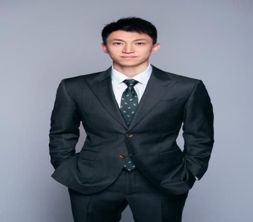 刘晓宇晒身穿西装的定妆照:北控金牌销售小刘为您服务