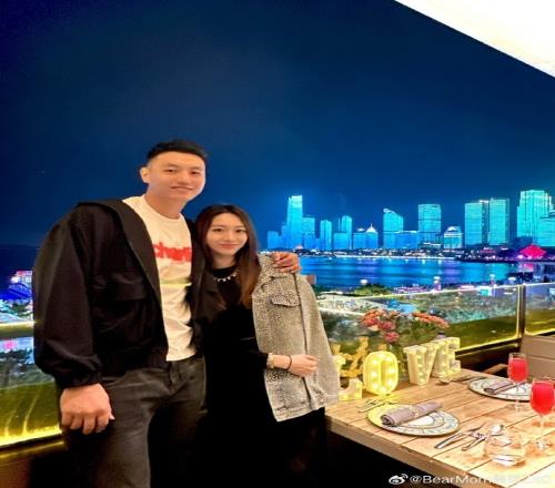 又撒狗粮了！翟晓川妻子晒二人的出游照