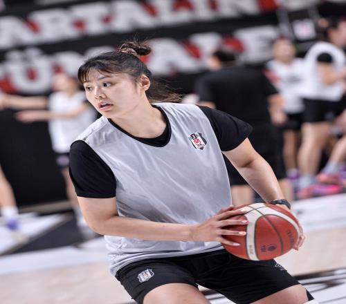 劳模小宝!李月汝抵达伊斯坦布尔与贝西克塔斯女篮完成首次合练