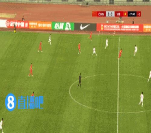 国足上半场最后一攻，方昊带球想过人，直接被1v1断走