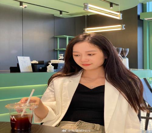 第五人格主持戈曼妮：呀呼绿色的妮